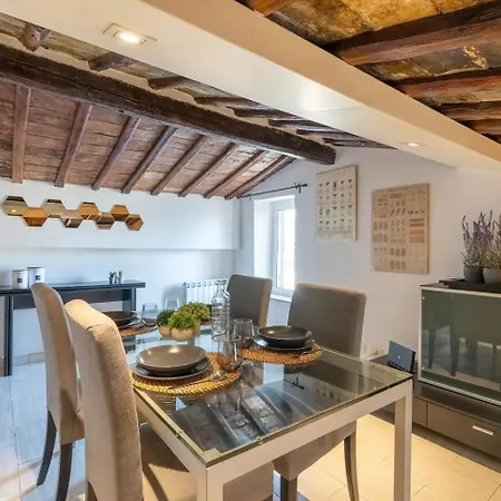 15 min from Piazza Venezia Skyline Sanctuary in Trastevere-2