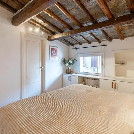 15 min from Piazza Venezia Skyline Sanctuary in Trastevere-3